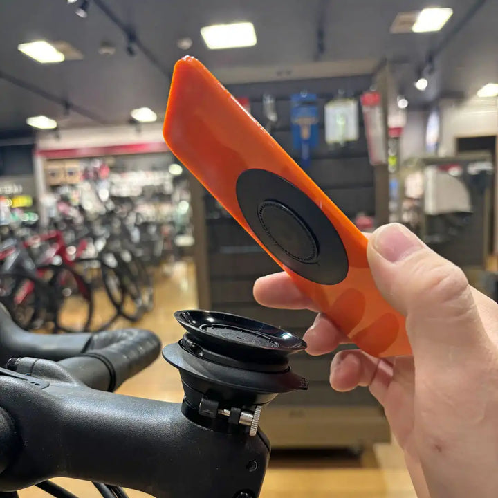 FIDLOCK VACUUM AHEAD CAP BASE(フィドロック バキューム アヘッドキャップ ベース)にスマートフォンを取り外し