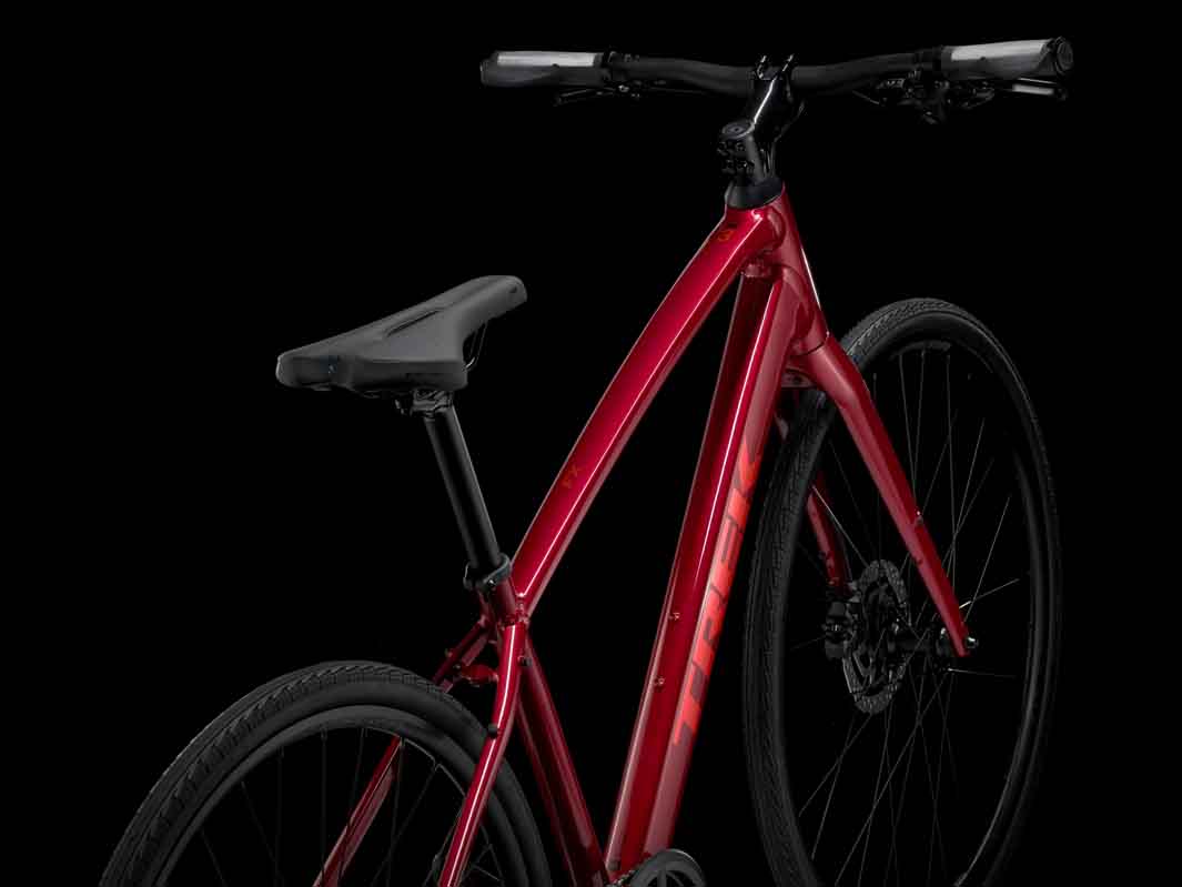 Trek FX3 Gen4 2025(トレック FX3 Gen4 2025)のレッドカラー(Crimson)の斜め後方からの画像