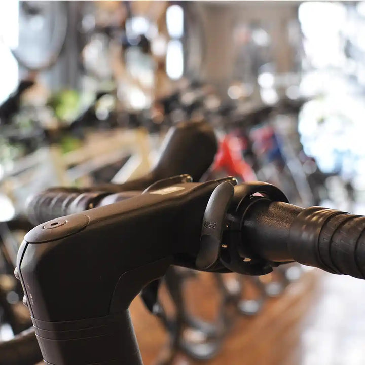 Knog(ノグ) Oi Prima Bike Bell(オイ プリマ バイク ベル)Anthraciteカラー Largeサイズ ロードバイクに取り付け