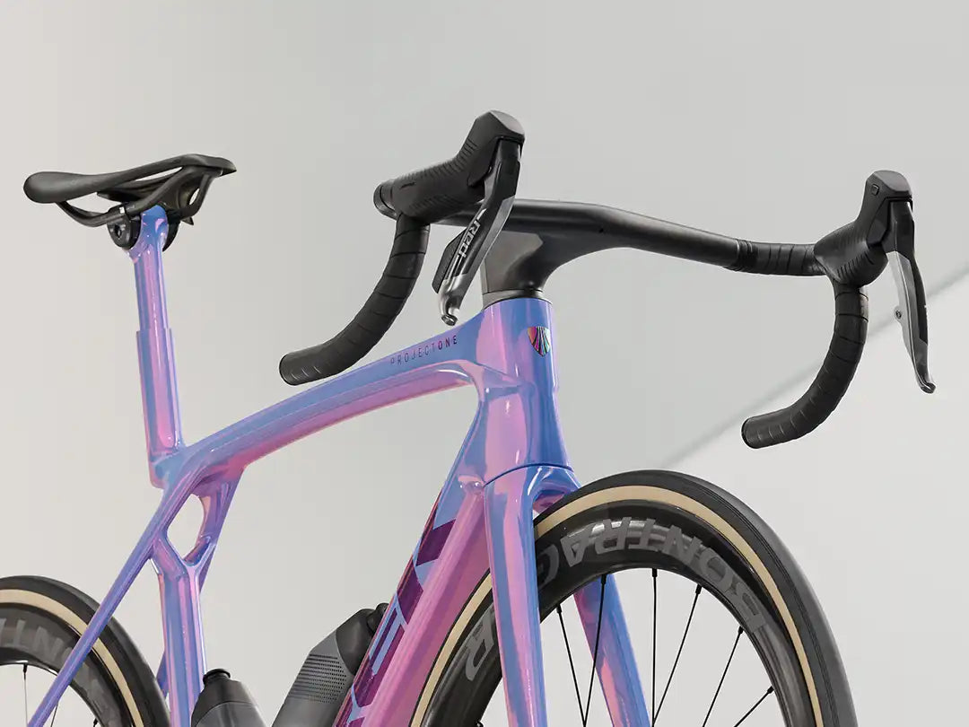 Madone SLR 9 AXS Gen 8 カラー:ICON Tête de la Course ハンドルを見上げるように斜め前から撮影。フレームの色は見る角度によって紫からピンクにかわり変わる