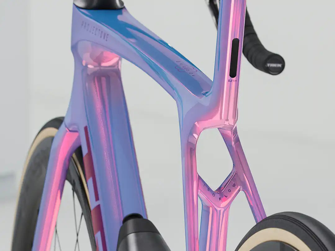 Madone SLR 9 AXS Gen 8 カラー:ICON Tête de la Course ISOフローを斜め左後ろ方向より撮影