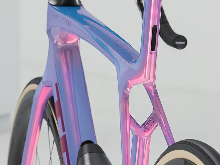 Madone SLR 9 AXS Gen 8 カラー:ICON Tête de la Course ISOフローを斜め左後ろ方向より撮影