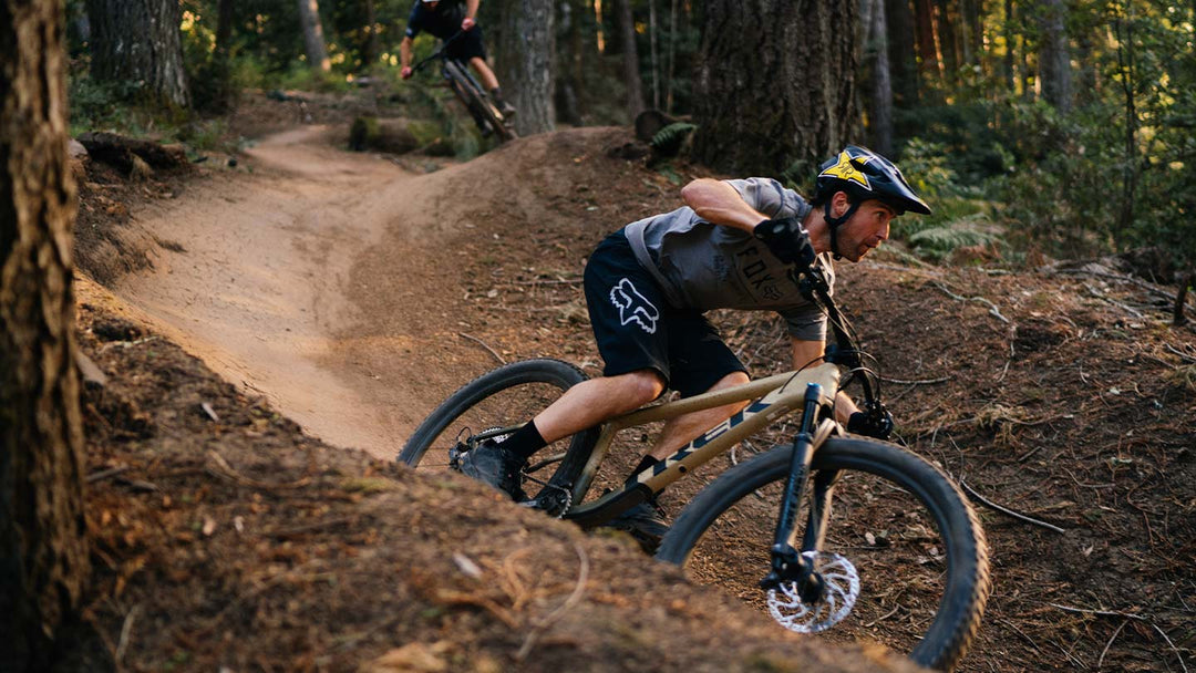 マウンテンバイクでトレイルを下っている様子