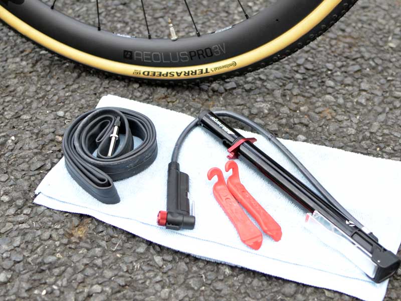 ボントレガーのパンク修理に必要なアイテムを並べて撮影