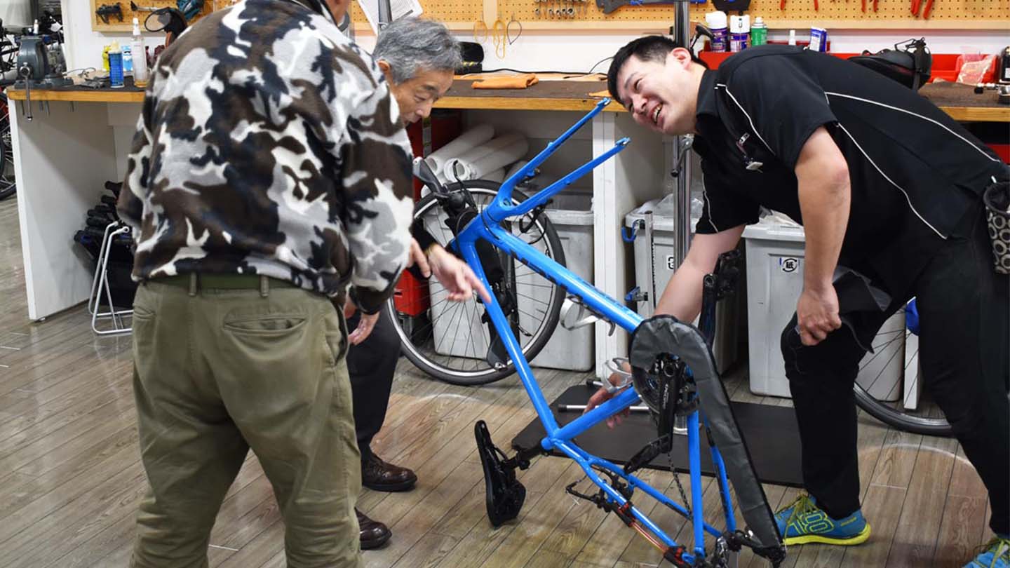 輪行袋の講習会の様子