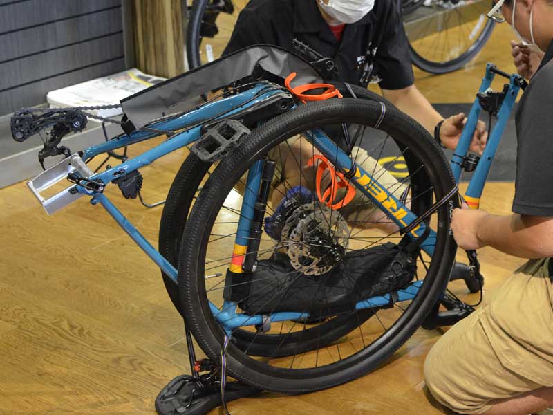 チェックポイントALR5を輪行袋に入れる準備をしている写真