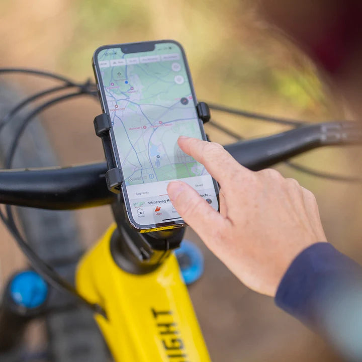 SP Connect(SPコネクト)Universal Phone Clamp Max(ユニバーサルフォンクランプマックス)スマホを操作