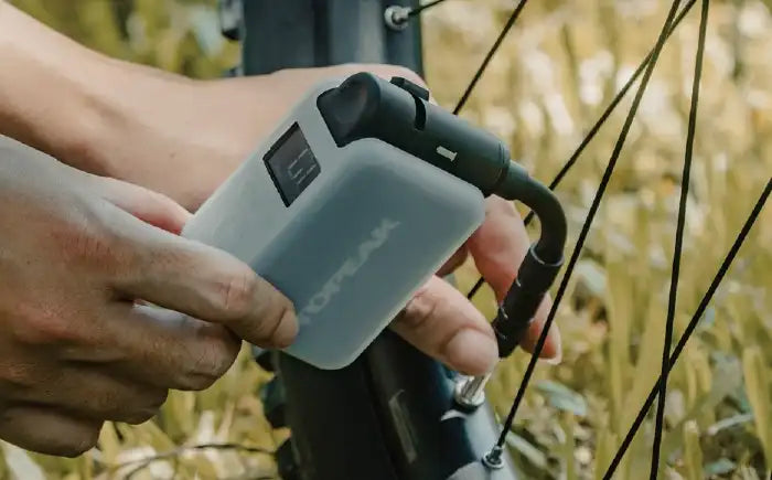 TOPEAK(トピーク)Eブースターデジタル 付属のホースで空気を入れているところ