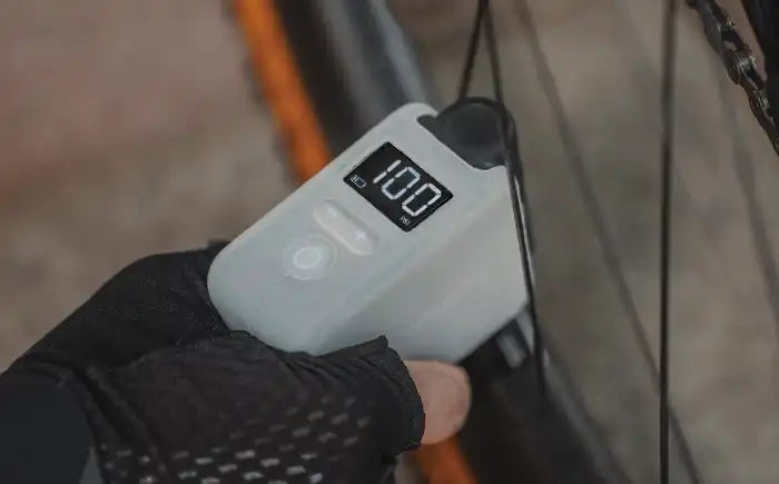 TOPEAK(トピーク)Eブースターデジタル 空気を入れてるイメージ