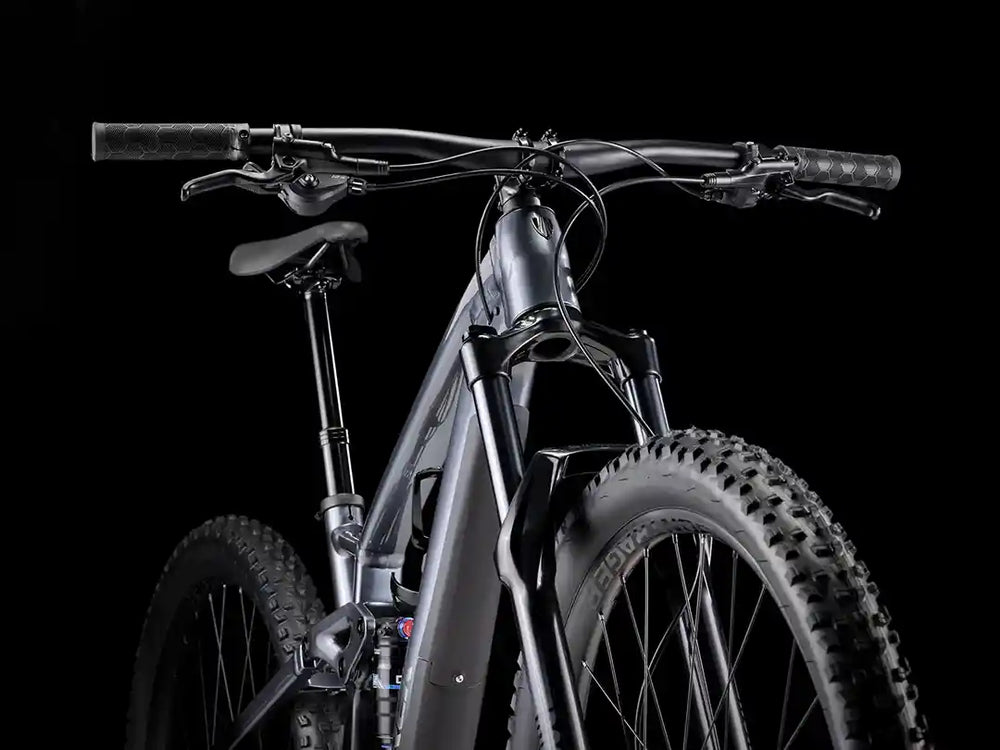 メーカー:TREK 年式:2025 モデル:Fuel EX 5 Gen6 色: Galactic Grey/DarkStar ヘッドチューブを見上げた写真