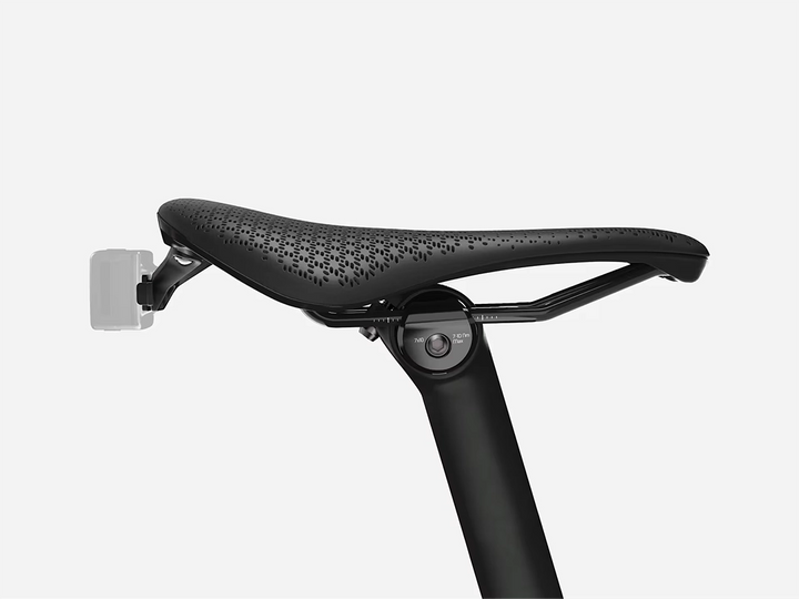 Trek Aeolus Elite AirLoom バイクサドルは付属のブレンダーマウントでライトの取り付けができる