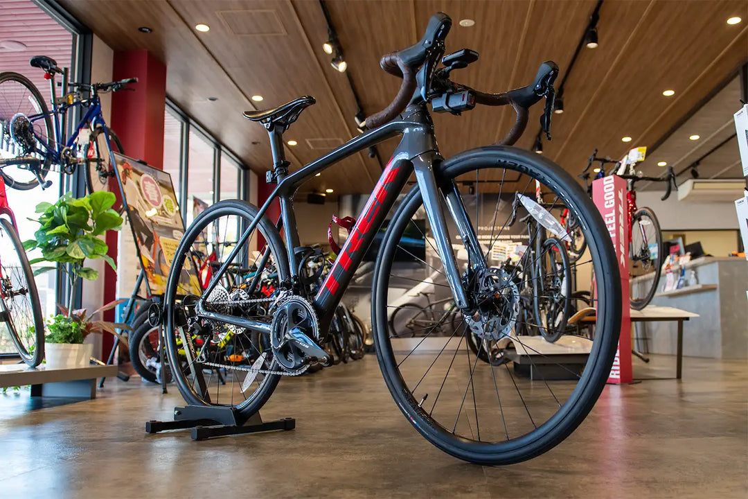 TREK エモンダ SL4 カラー:Lithium Grey  撮影箇所:前方下側からなめるように車体全体