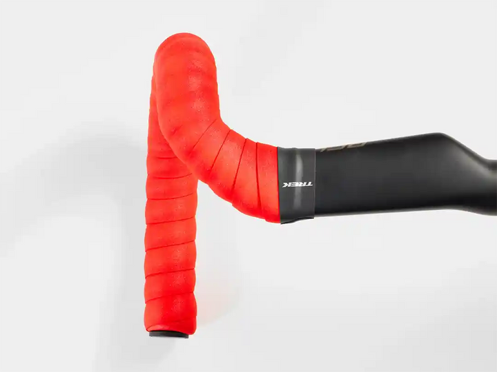 商品:Trek Gel Corkハンドルバーテープセット 色:レッド RSLハンドルに巻いた状態