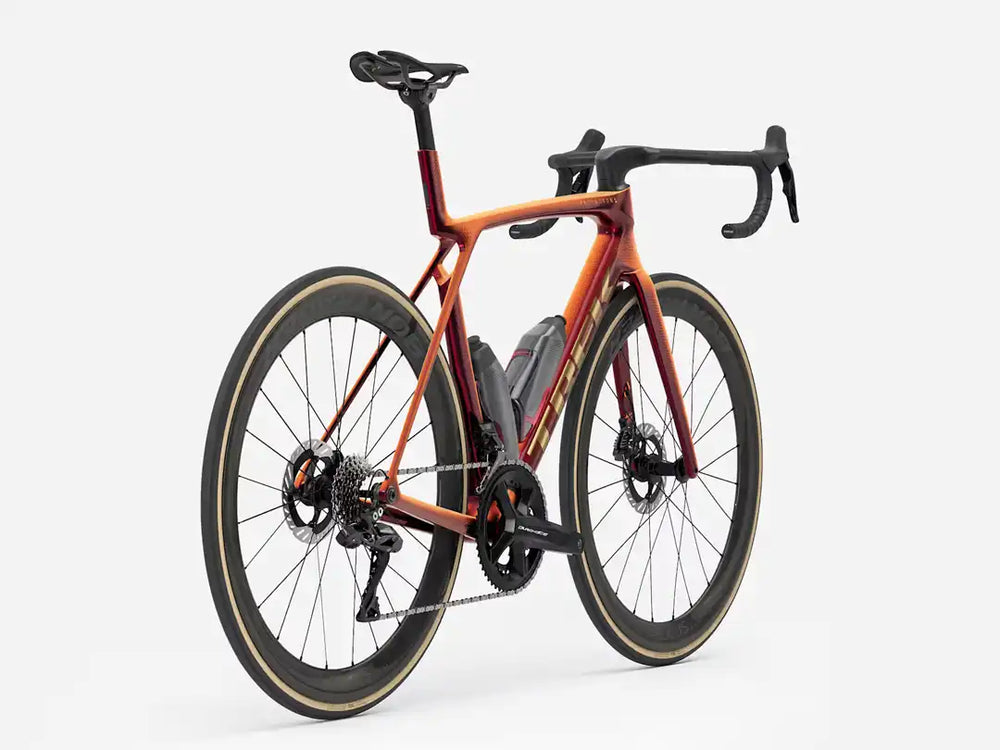 モデル名:TREK Madone SLR 9 Gen 8  カラー:ICON Serpentine 斜め右後ろから