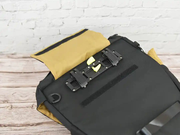 商品:TREK Single Pannier(トレックシングル パニア バッグ)カバーの下にはラック用のアタッチメントパーツ