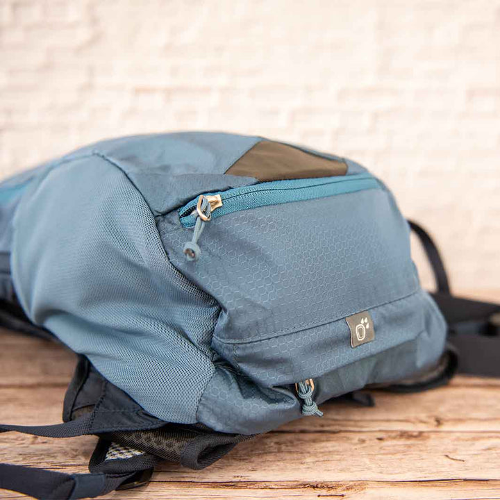 Deuter(ドイター)レースエアー10 レインカバーとヘルメットホルダーが収納されたポケット