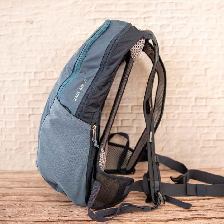 Deuter(ドイター)レースエアー10 背面パネルの浮き具合を真横から