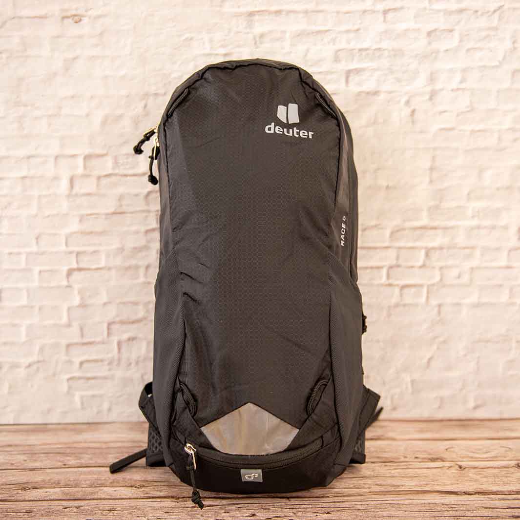 deuter(ドイター)レース8 ブラックを正面から