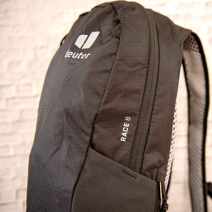 deuter(ドイター)レース8の側面のロゴ