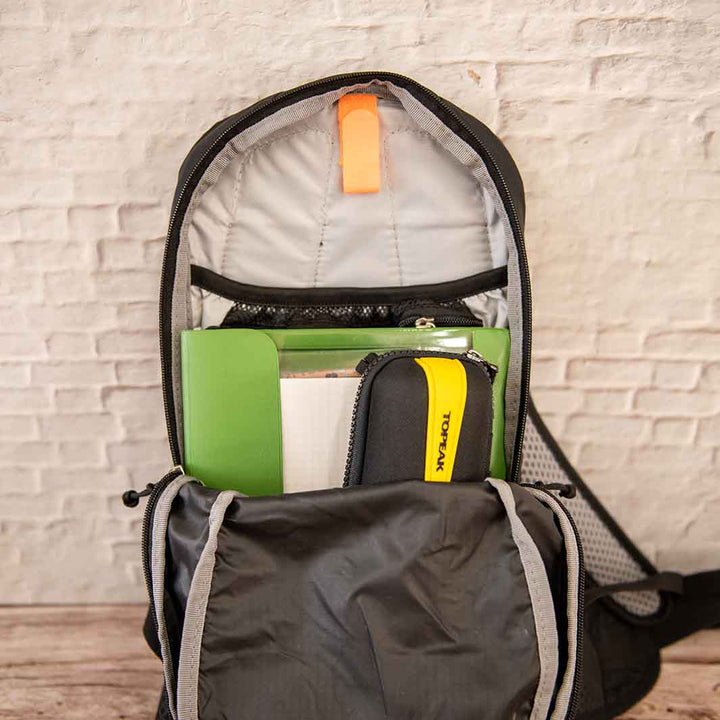 deuter(ドイター)レース8にB4サイズのファイルとツールボックスを収納