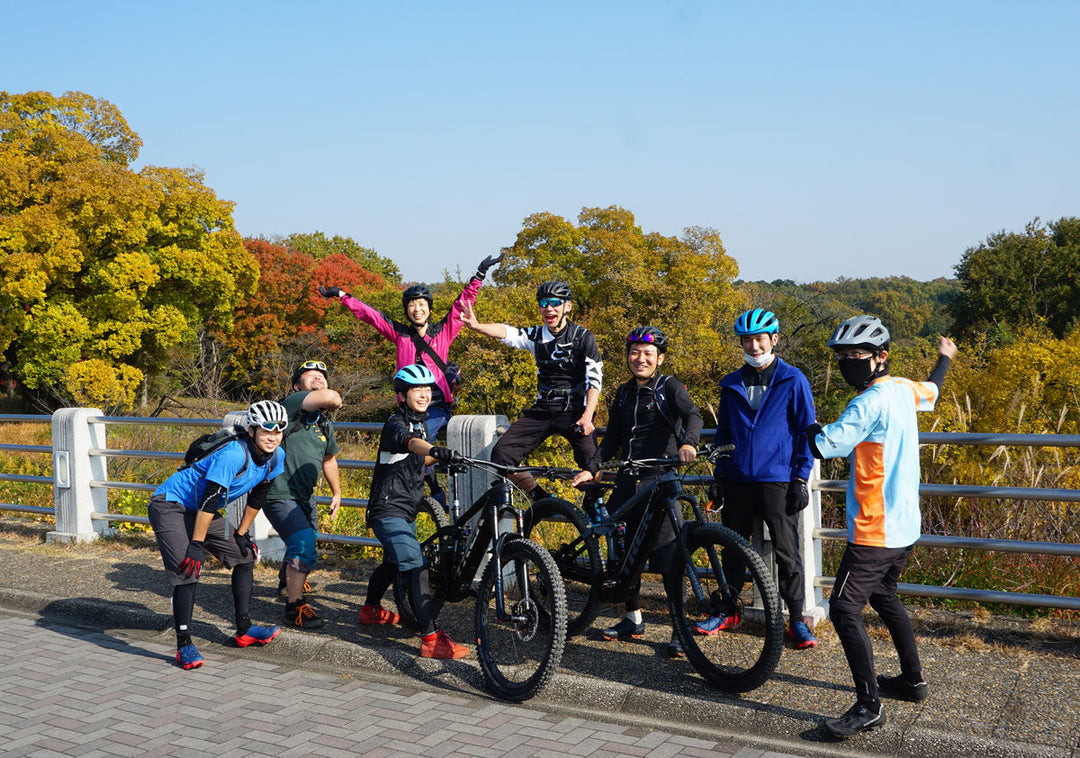 紅葉をバックにMTBと集合写真