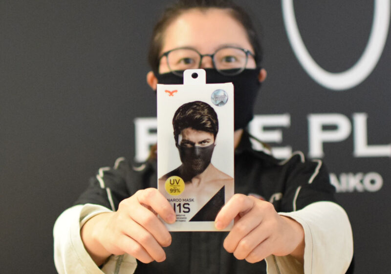 ナルーマスク「N1S]を着けた状態でパッケージを持ち撮影