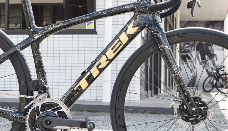 trekプロジェクトワン、ドマーネSLR9etapを横から撮影