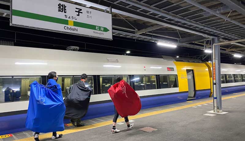 銚子駅構内で輪行袋を持っているところを撮影