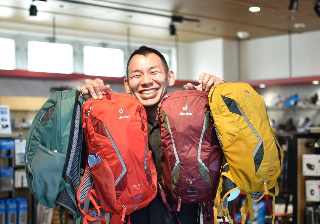 ドイターの新色バッグを持つスタッフ飯塚