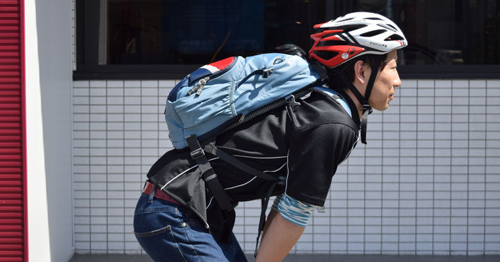 自転車用リュック「ドイター」の正しい背負い方例