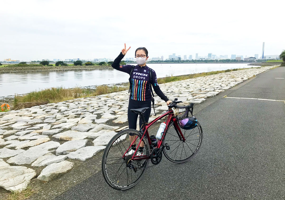 葛西臨海公園の海辺で記念撮影する高橋