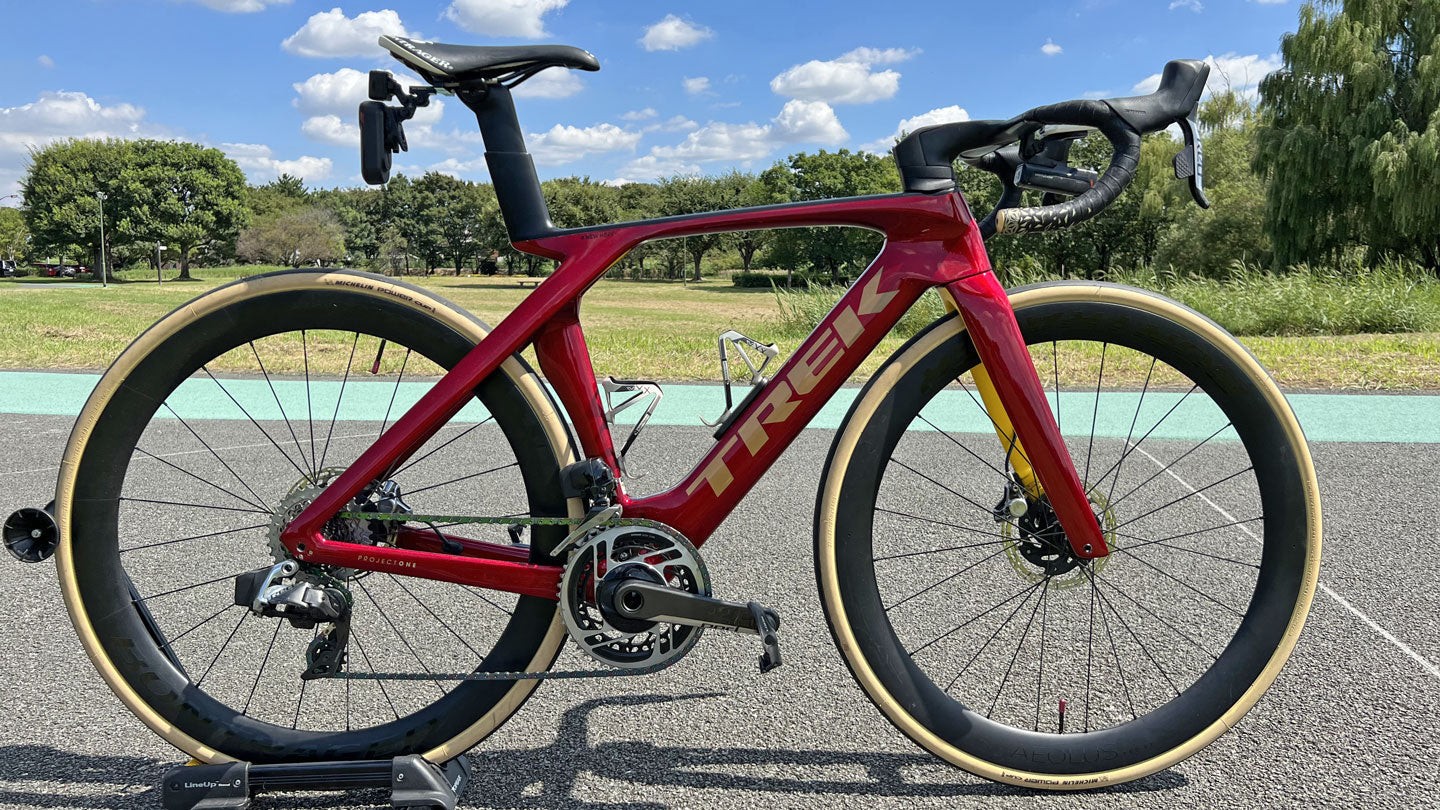 Madone SLR9 AXS Gen7 – トリカラー塗装とSRAM REDで仕上げた特別仕様
