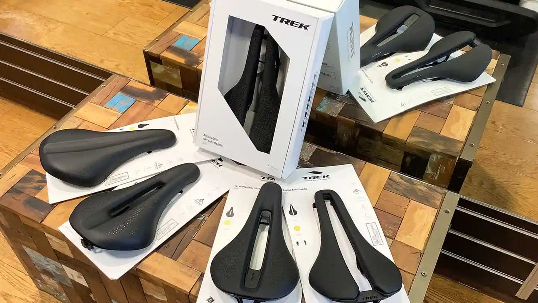 多種多様の自転車用サドルをまとめた写真