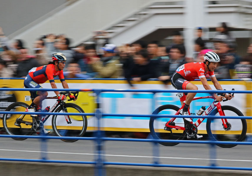 走行する新城幸也と別府史之を撮影
