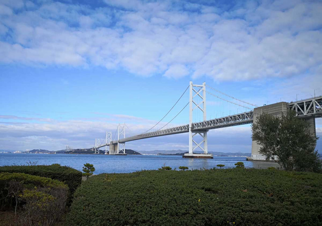 青空の下の瀬戸大橋の写真
