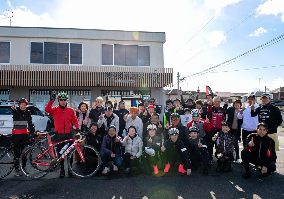 バイクプラス所沢店の店舗前で記念撮影