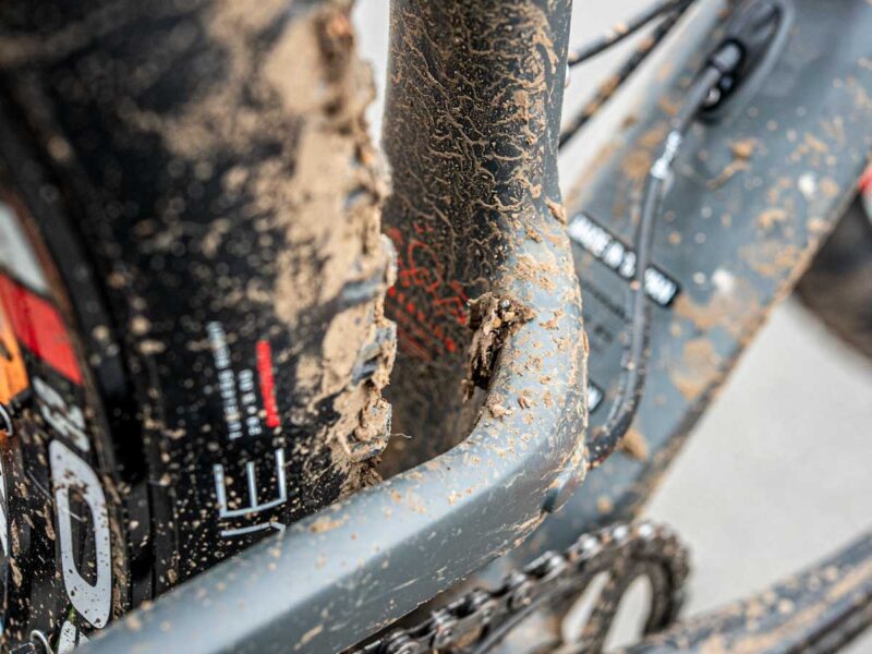 シートチューブ裏