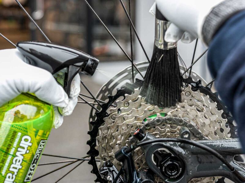 ドライブトレインの洗浄風景