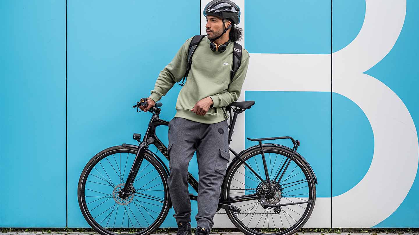 クロスバイクで街乗りをしている男性の写真