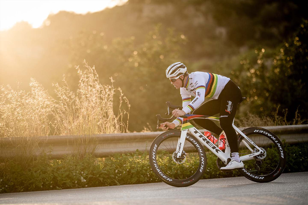 アルカンシェルジャージを纏いアルカンシェル柄に塗装されたロードバイクに乗る世界選手権覇者の写真