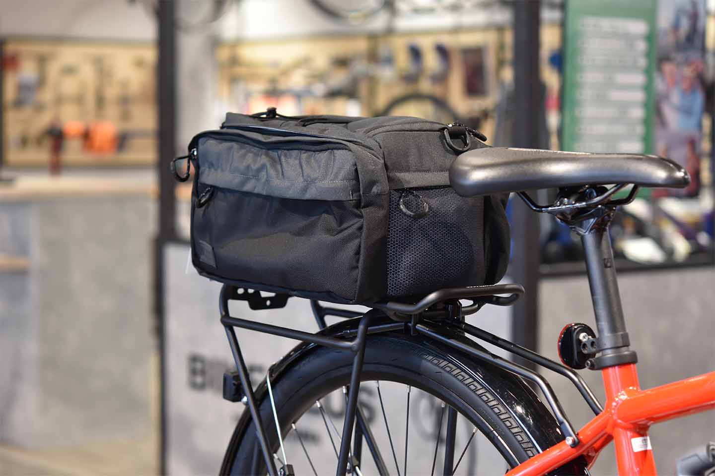クロスバイクにリアキャリアを付けた写真