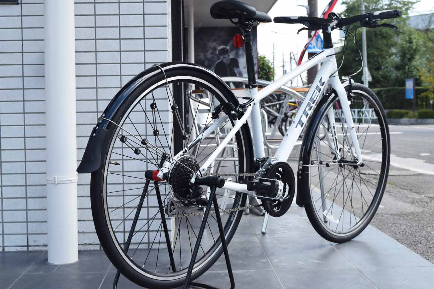 クロスバイクにフェンダーを取り付けた写真