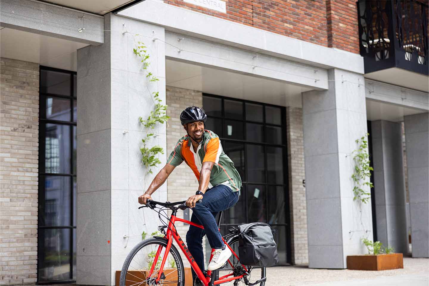 街中をクロスバイクで通勤する様子。私服で気軽に乗れる近距離の自転車通勤イメージ