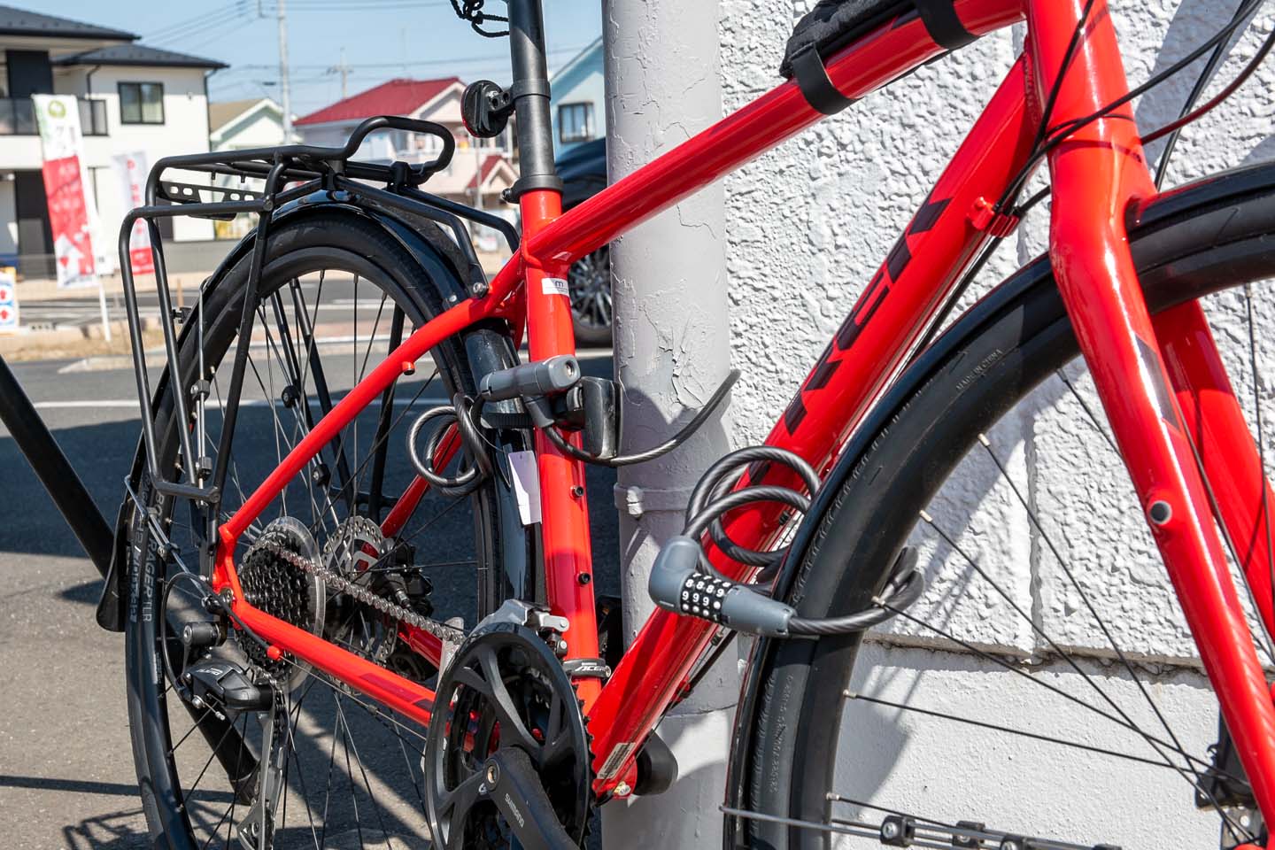 フレームと柱などの固定物を鍵で施錠している写真