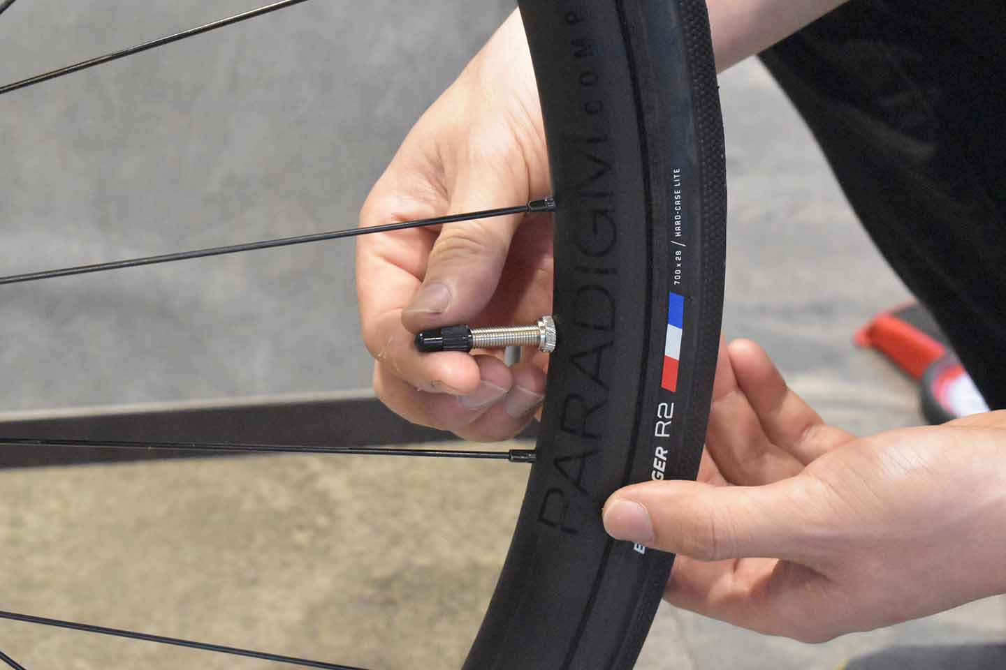 空気入れ完了後、フレンチバルブのナットを締めてキャップを戻した状態