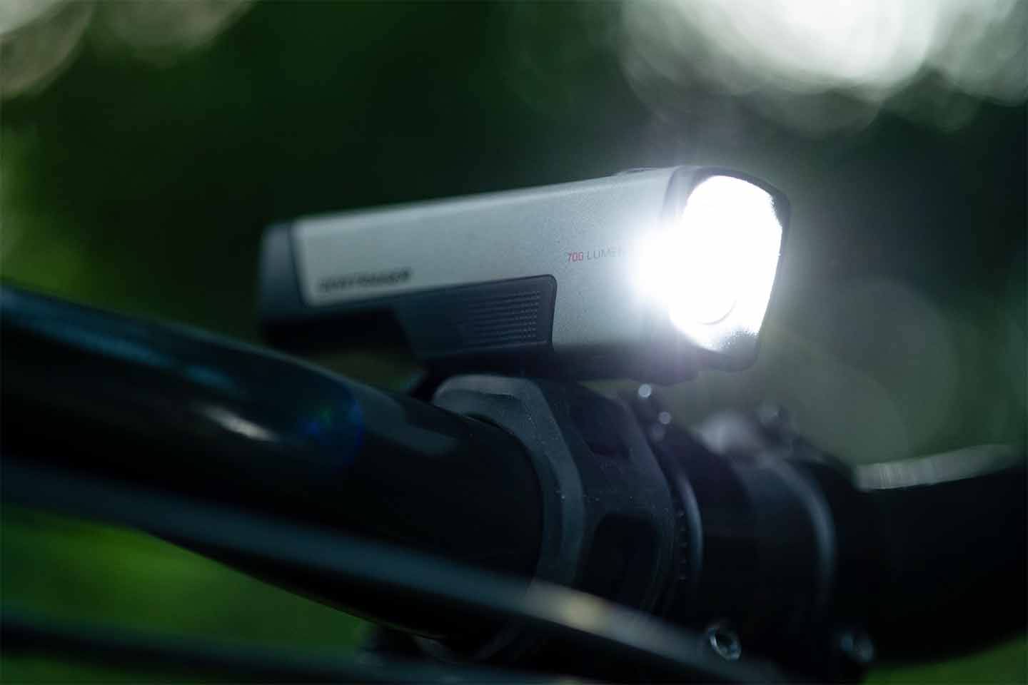 フロントライトを取り付けて点灯させている写真