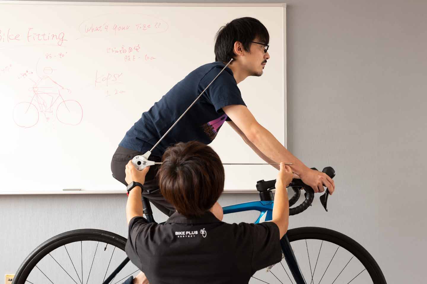ロードバイクでの上半身角度を計測している様子。フィッティングによって姿勢を確認している