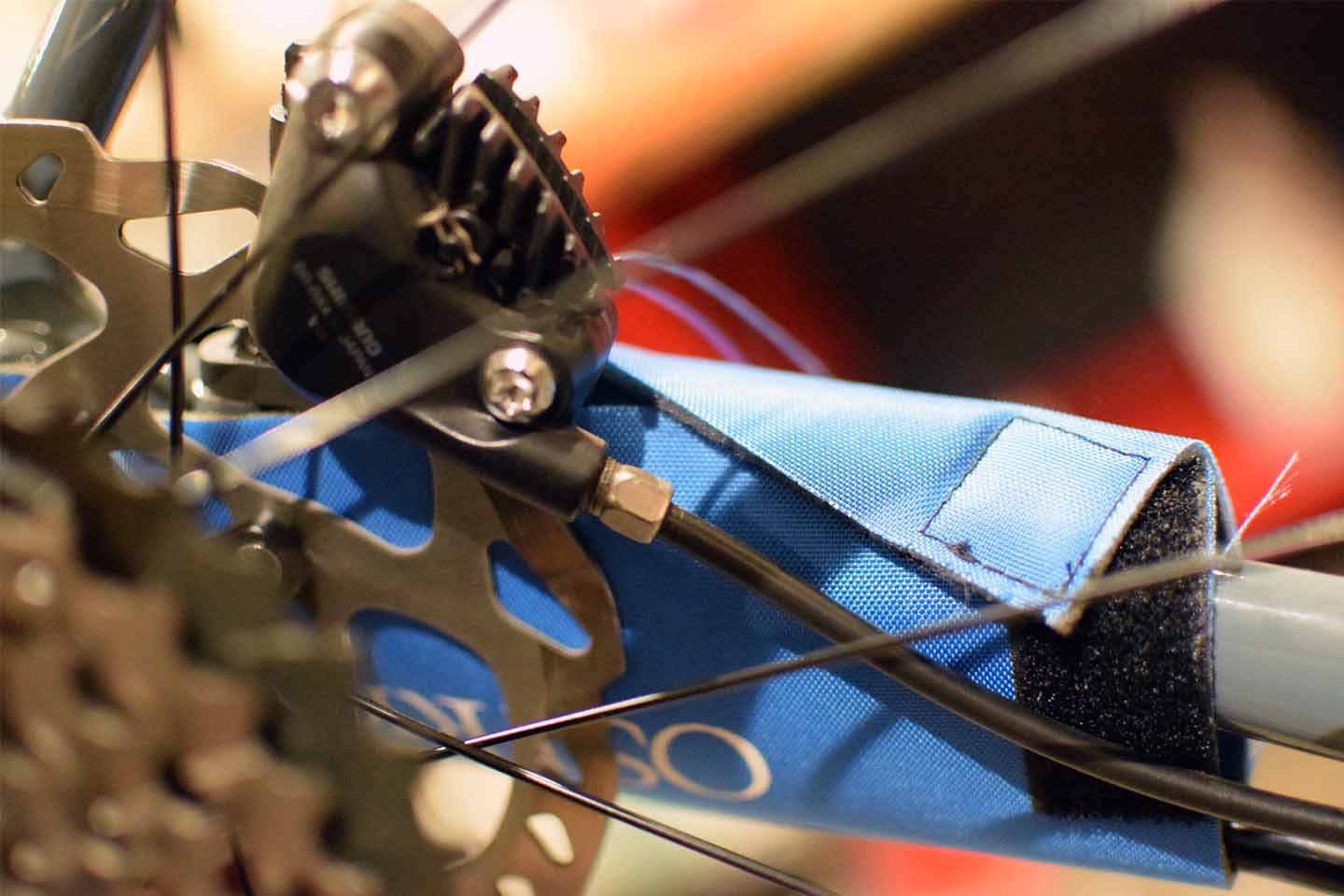 フレームを保護している様子