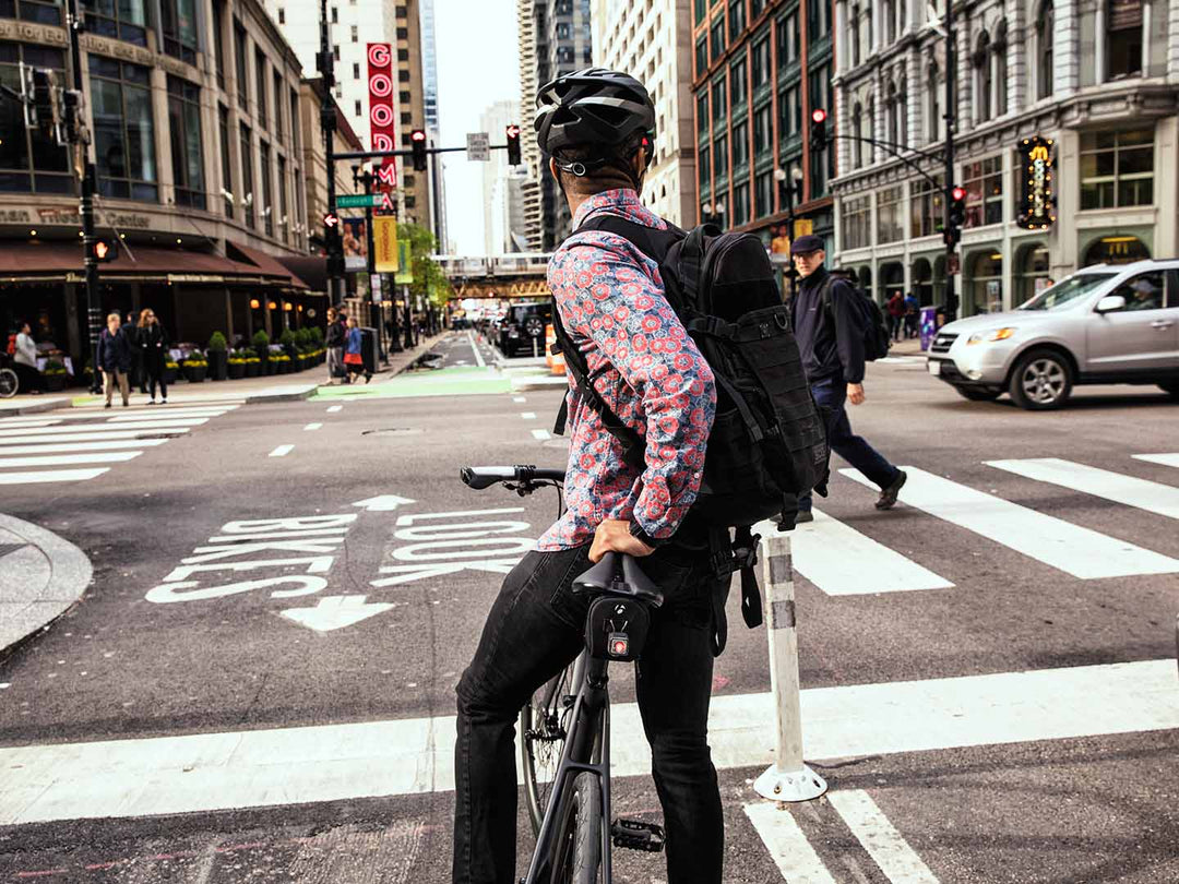 都会の真ん中で自転車通勤で信号待ちをしている様子