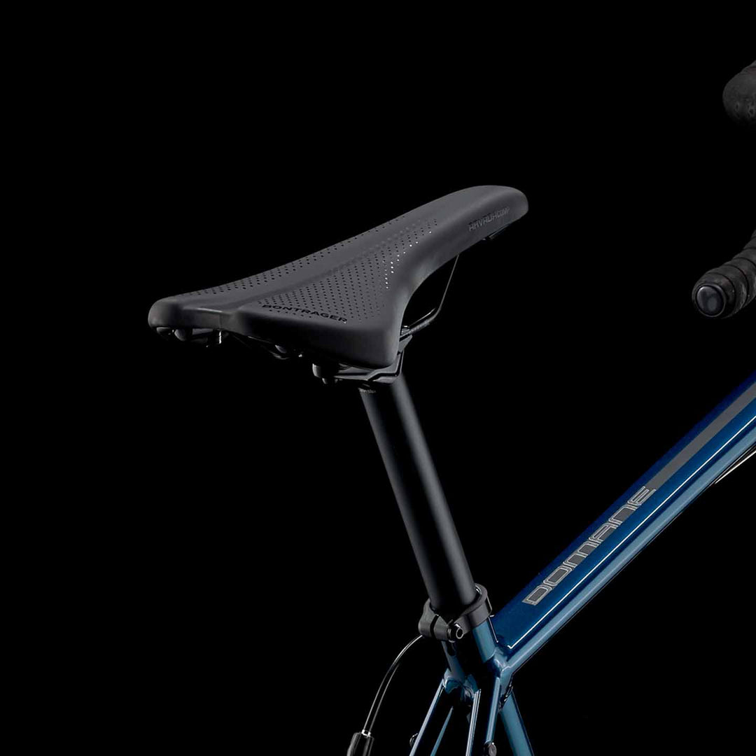 Domane AL 2 Disc の快適なロードバイクサドルの写真